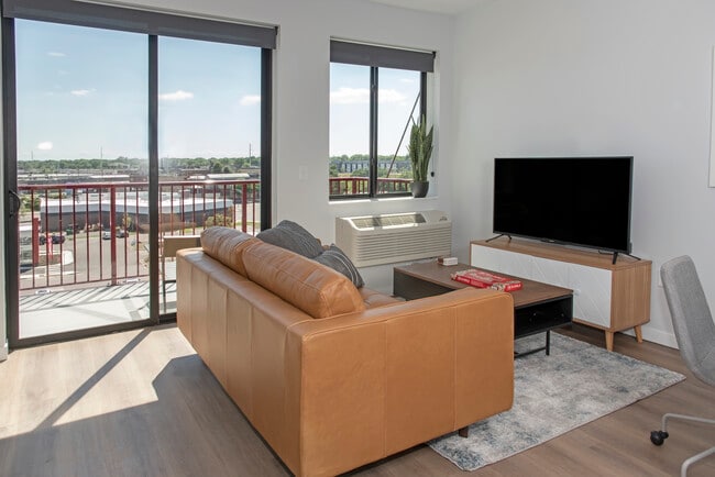 Building Photo - Everlake Apartments