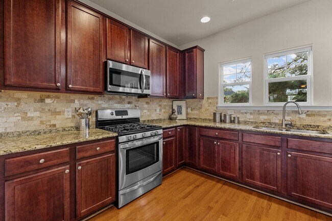 Building Photo - Welcome to this stunning 3-bedroom, 3.5-bath tri-level condo!