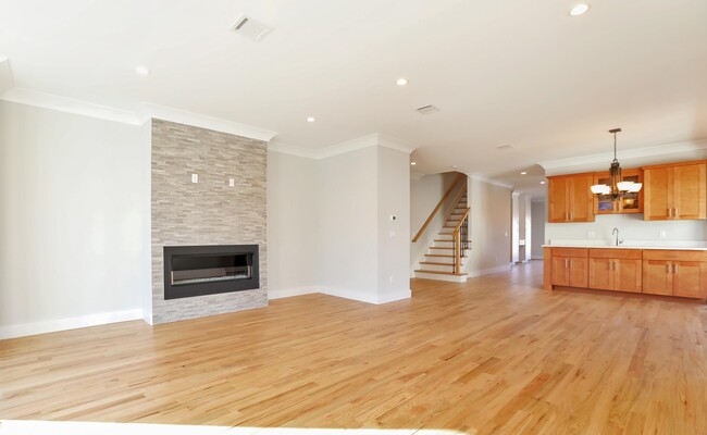 Building Photo - 463 Roff Ave