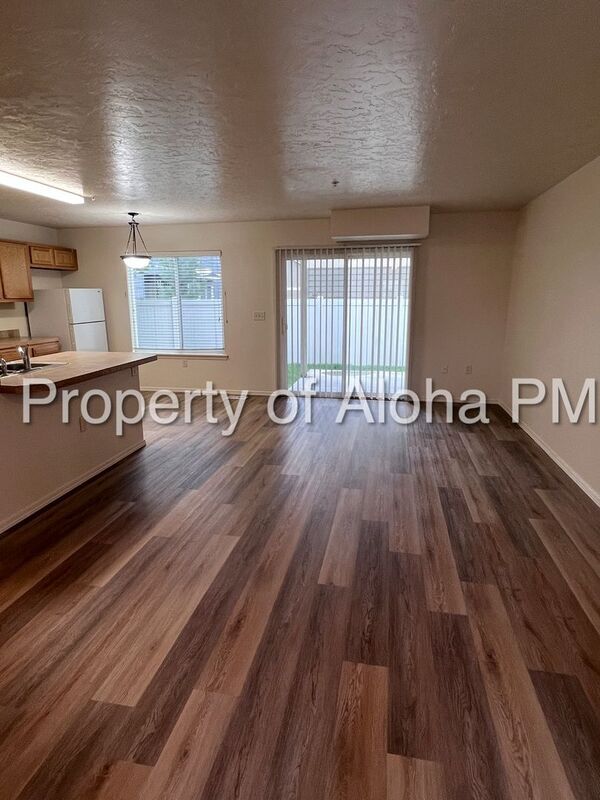Building Photo - 1055 W Pine Ave