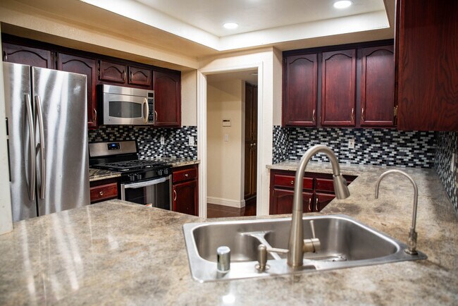 Building Photo - 675 Folsom Cir
