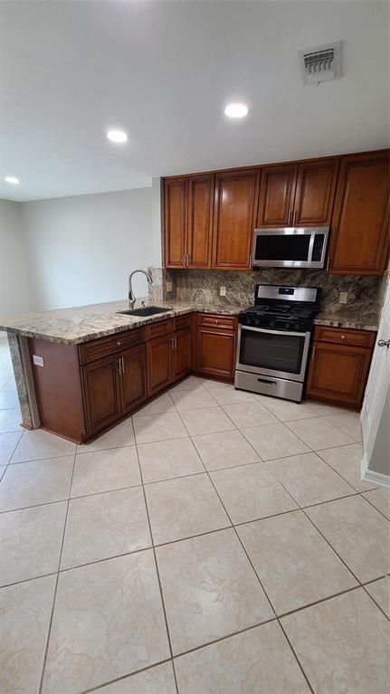 Building Photo - 814 N Oak Dr