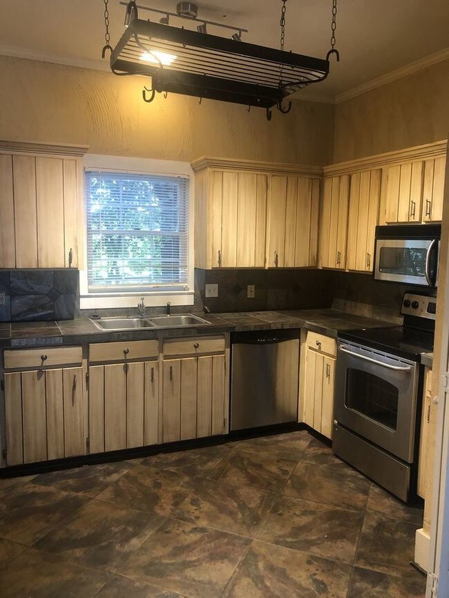 Building Photo - 2 Bedroom Townhouse in great location