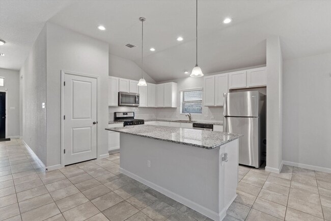 Building Photo - Perfect 3 bed 2 bath home - 221 Bridgeston...