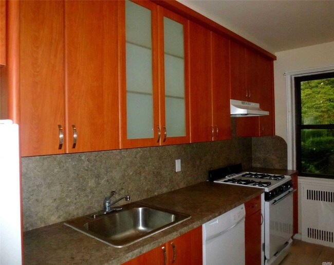 Building Photo - 73 Hilbert St