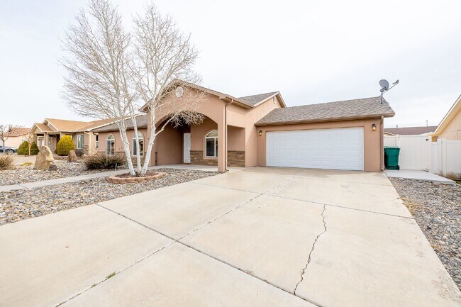 Building Photo - Beautiful 3-Bedroom Home with Modern Ameni...
