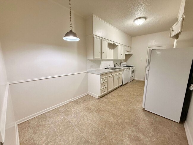 Building Photo - 420 S Chilton Ave