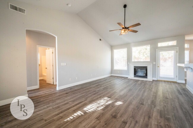 Foto del edificio - NorthWest Fresno Home, 3BR/2BA, Built 2005...