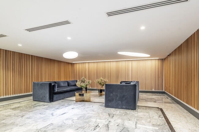 Building Photo - 4800 Maisonneuve Blvd W