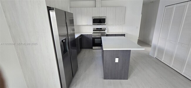 Foto del edificio - 6820 NW 6th Ct