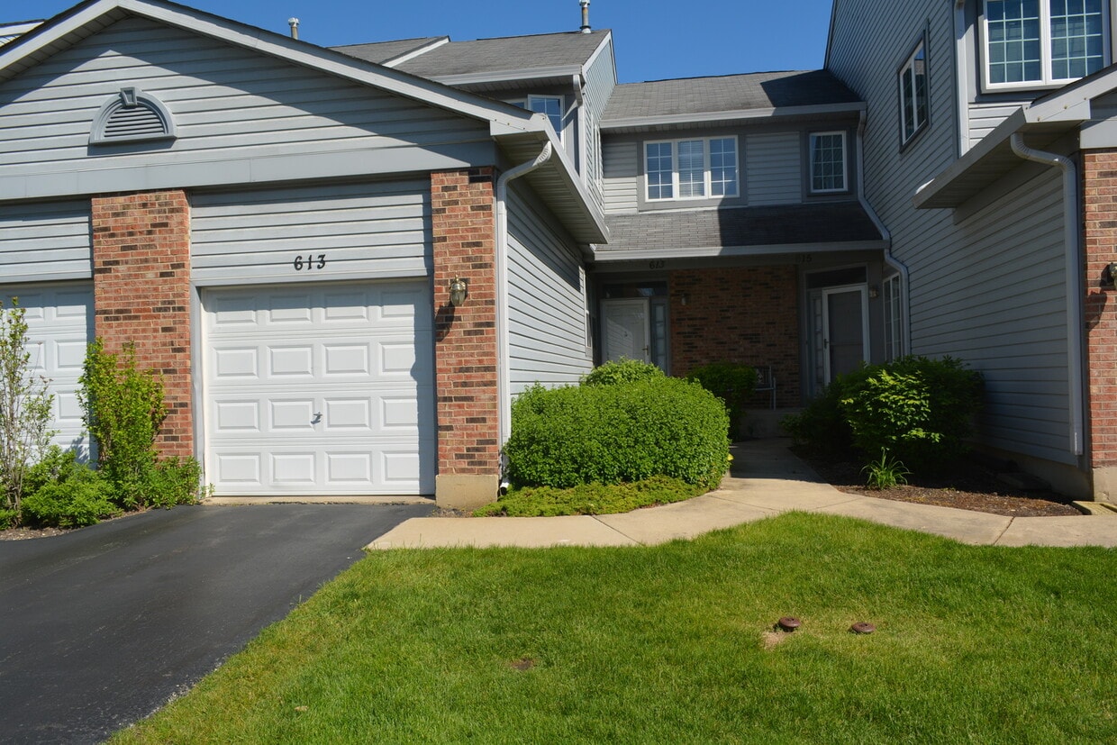 613 W Parkside Dr, Palatine, IL 60067 Townhome Rentals in Palatine IL