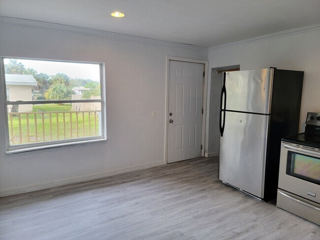 Building Photo - 361 Flamingo Circle, Unit B