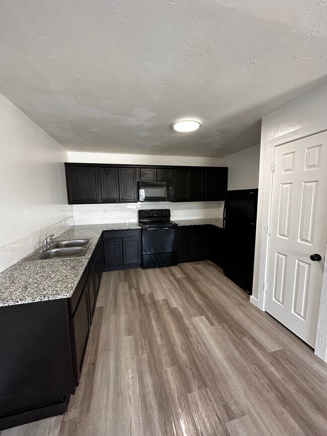 Building Photo - 2 bed 1 bath duplex