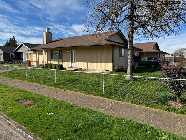 Foto del edificio - Updated 2 bed 1 bath duplex in Springfield!