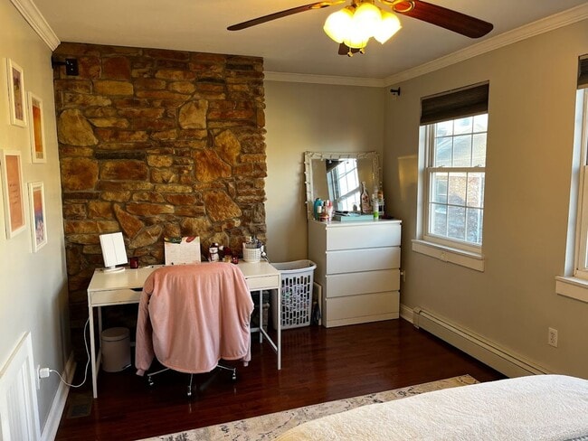 Building Photo - Updated 5BD/2.5BTH House in the Heart of S...