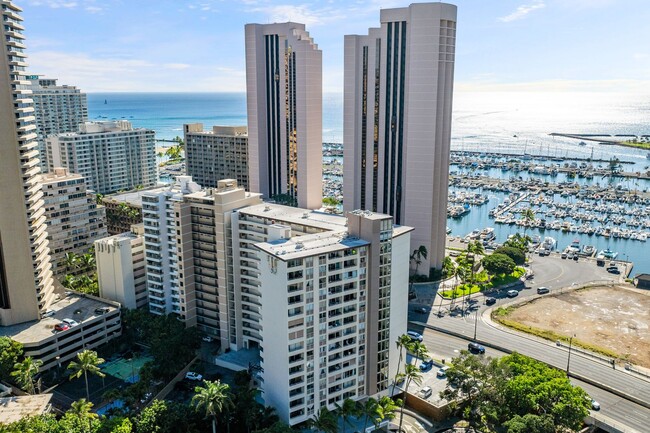 Building Photo - Waikiki condo with ocean views