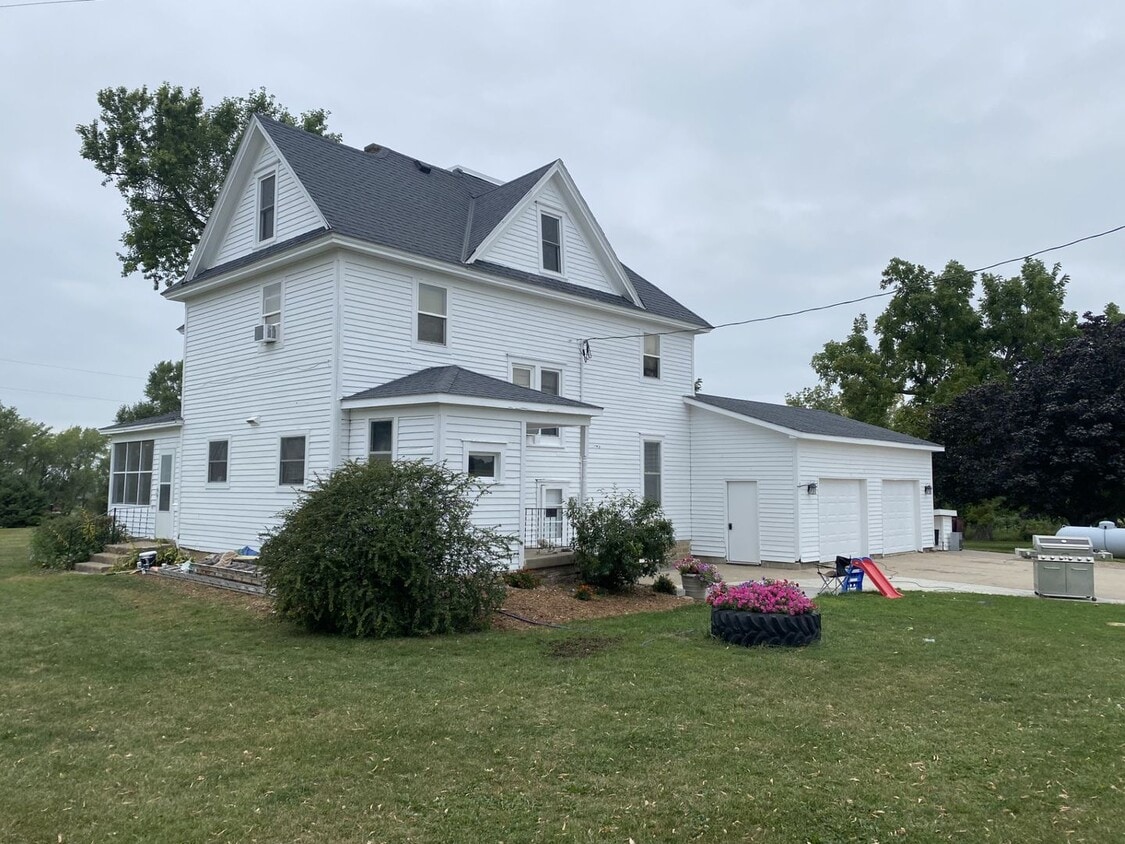Primary Photo - Spacious 4-Bedroom Country Home – Pet Frie...