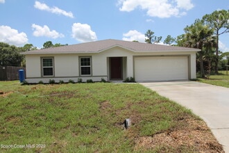 Building Photo - 1450 Traverse St SE