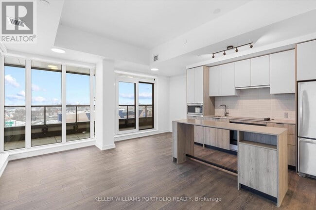 Building Photo - 1007 The Queensway