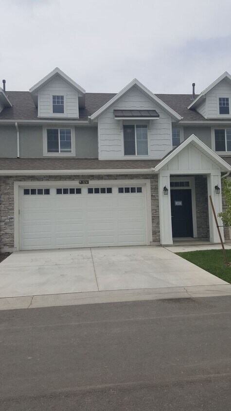 Foto principal - Spacious 3-Bedroom, 2.5-Bath Home in Cente...