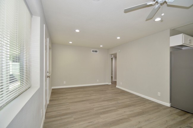 Building Photo - 5711 N 8th Pl