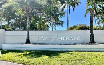 Building Photo - 113 Lake Emerald Dr