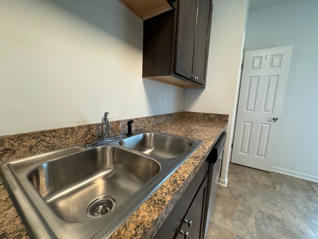 Building Photo - 2877 Congers Creek Rd