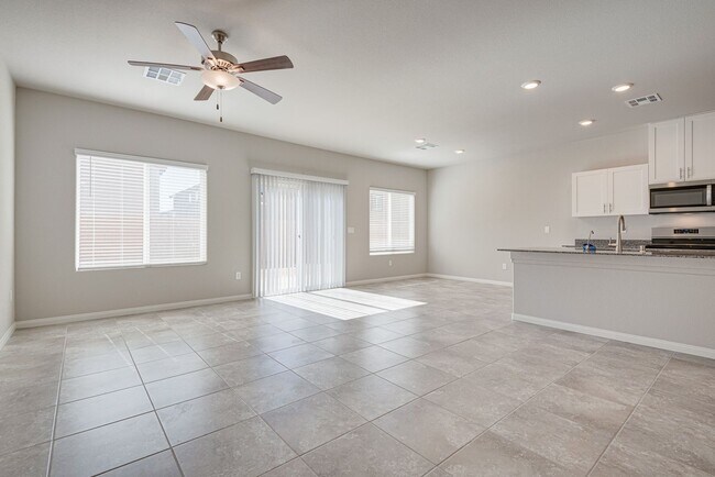 Building Photo - Brand New Never Been Lived In Home in Vall...
