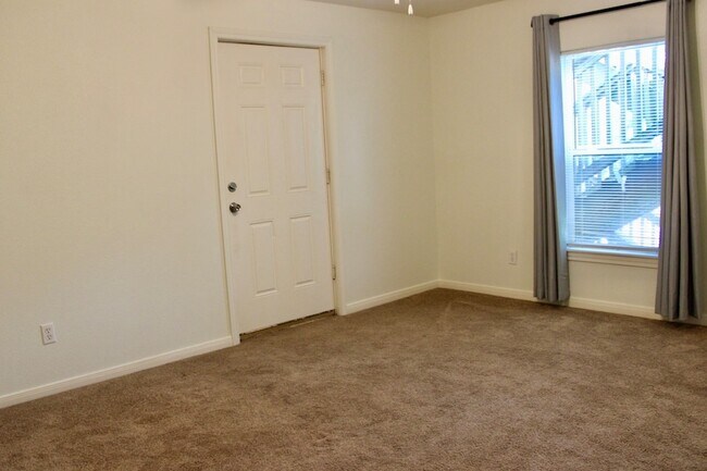 Foto del edificio - 219 W 5th St