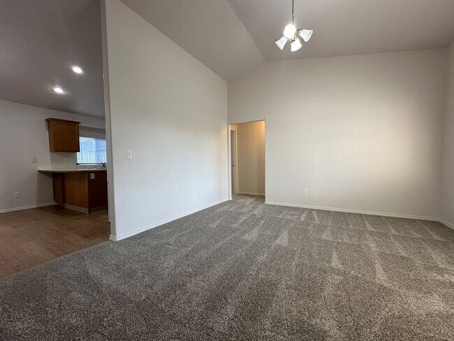 Foto del edificio - Large 3bed, 2bath, 2car garage duplex unit 1,710sq.ft. with RV parking