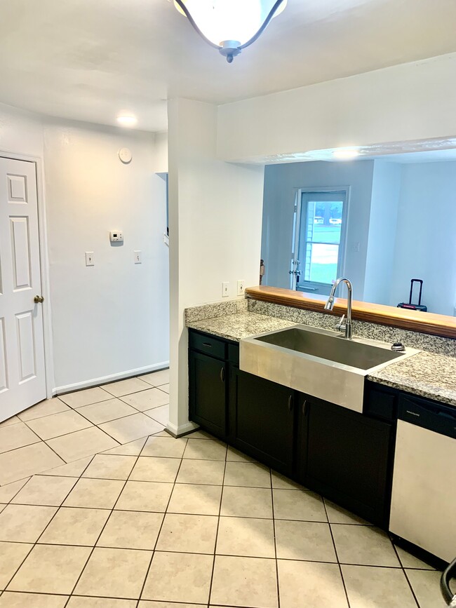 Building Photo - 4102 Greenwood Dr