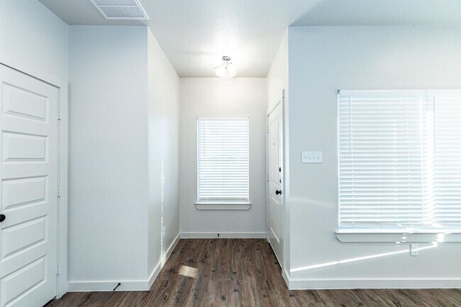 Building Photo - Gorgeous 2 bed Townhome in Wolfforth!!