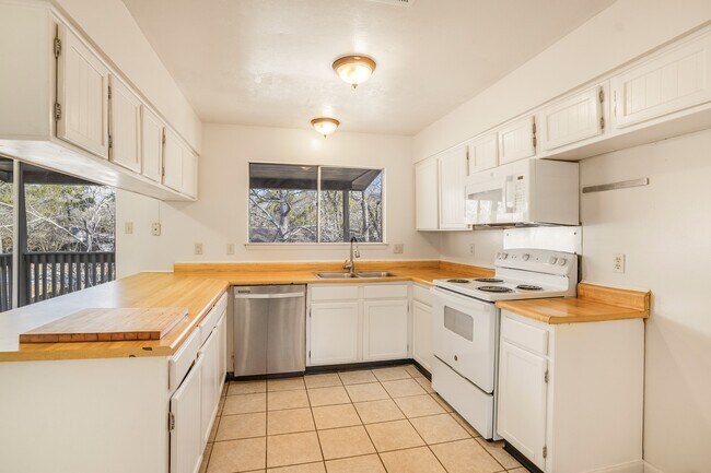 Foto del edificio - 2019 Lake Creek Dr