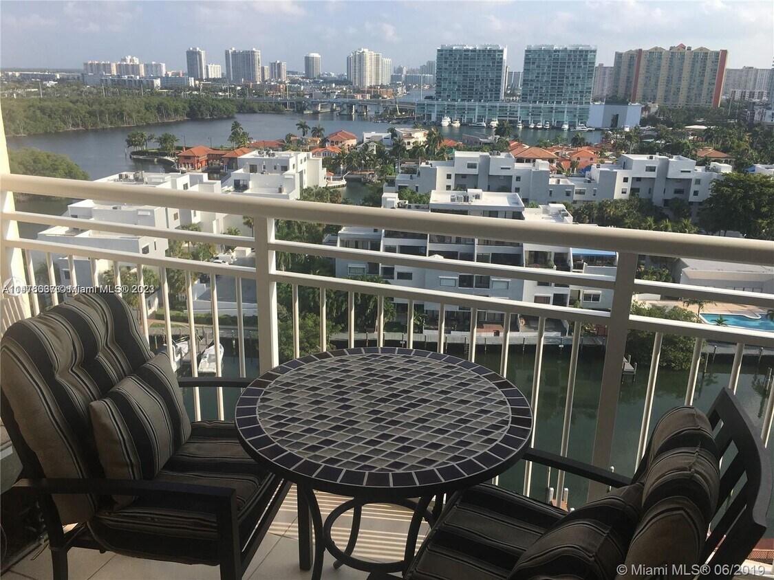 Foto principal - 400 Kings Point Dr