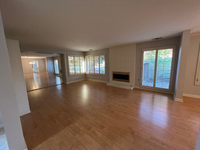 Foto del edificio - 4 Bed / 2 Bath | Gold River Home Available...