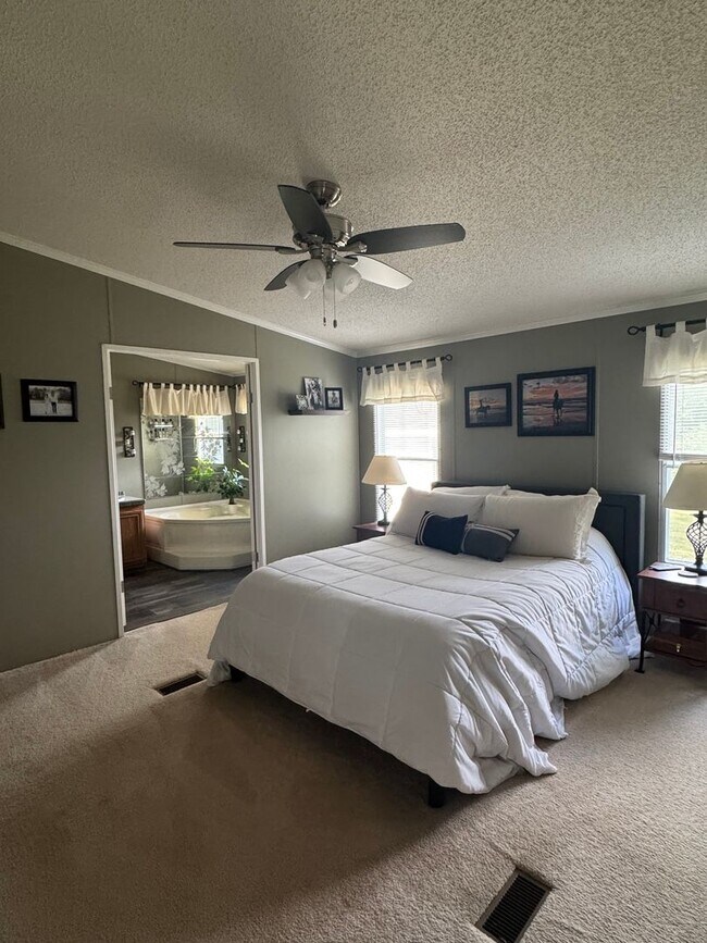 Foto del edificio - Spacious 3-Bedroom Home with Fenced Lot an...