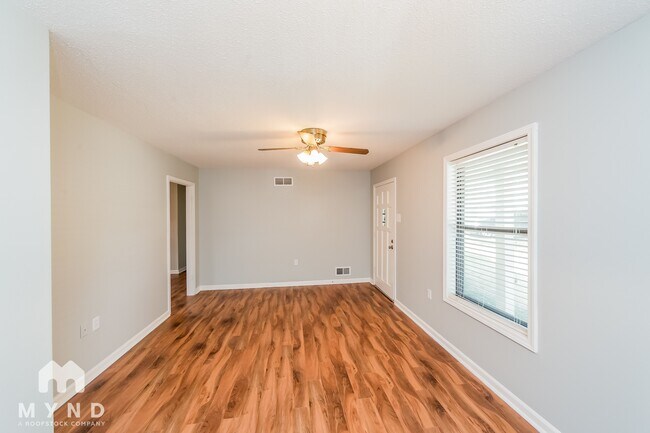 Foto del edificio - 6903 Ash Hill Ln