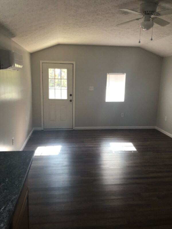Foto del edificio - 3765 Roy Webb Rd