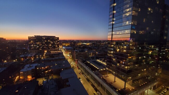 Vista del atardecer de 1815 - 4343 N CLARENDON Ave