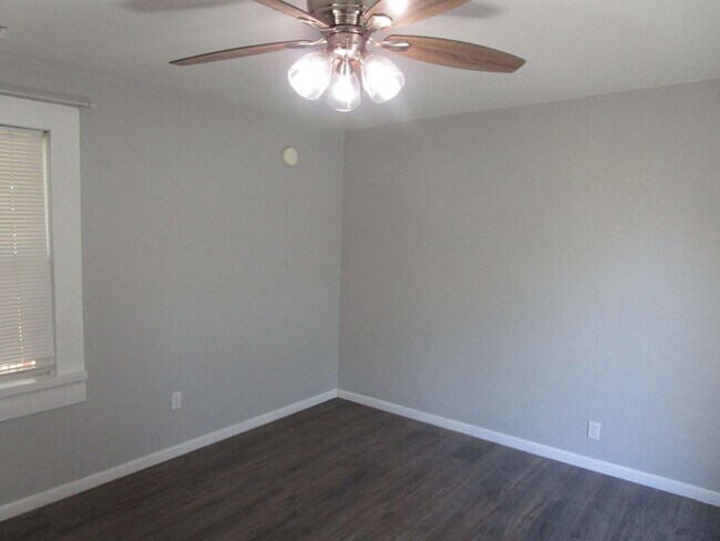 Building Photo - Bungalow in Heart of Prineville - Availabl...