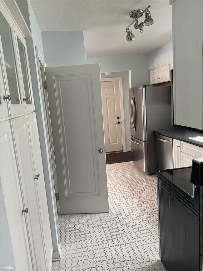 Building Photo - 3 br, 1.5 bath House - 138 W 22nd St