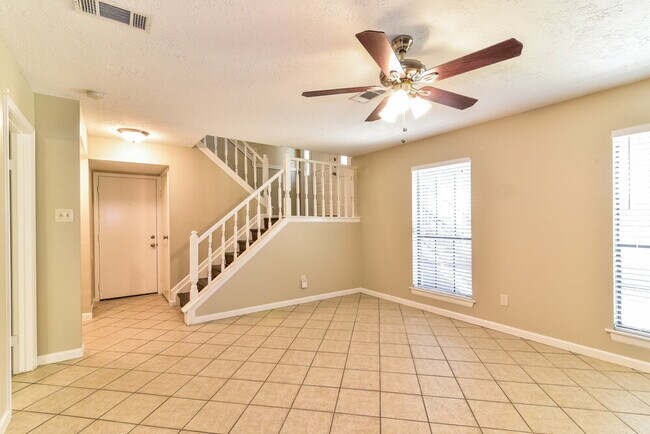 Foto del edificio - 15515 Windy Cove Dr