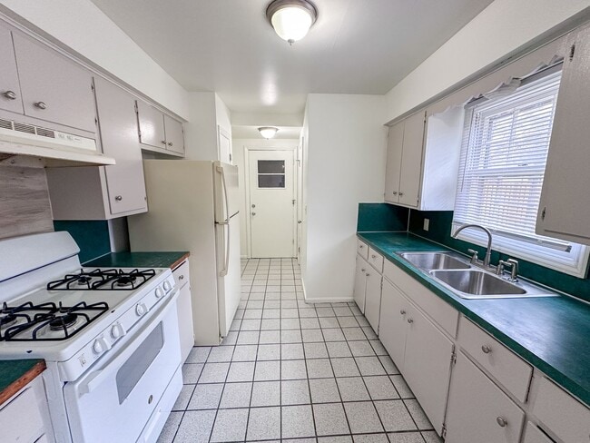 Building Photo - 960-964 Kentwood NE