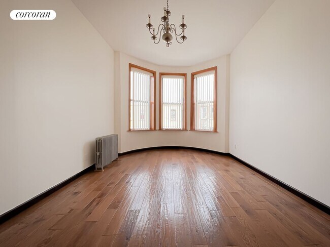 Foto del edificio - 60-41 68th Rd