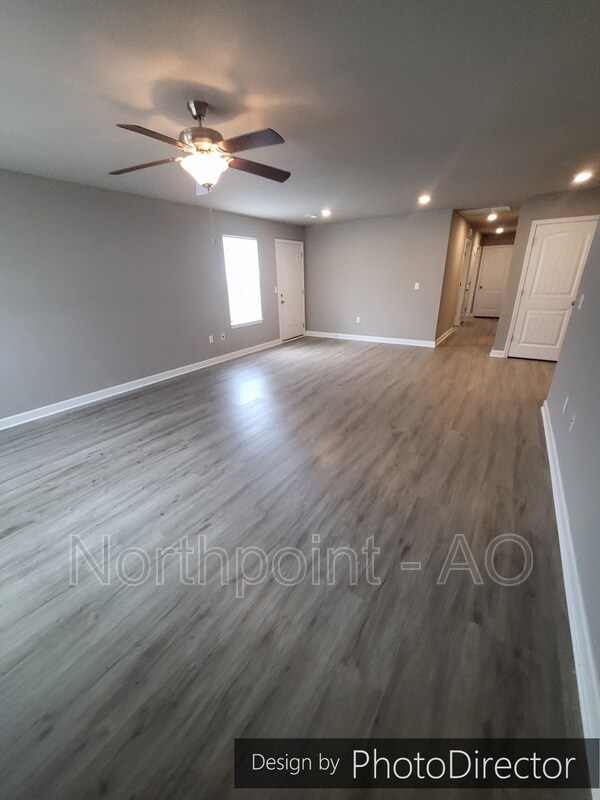 Building Photo - 215 SW Marigold St