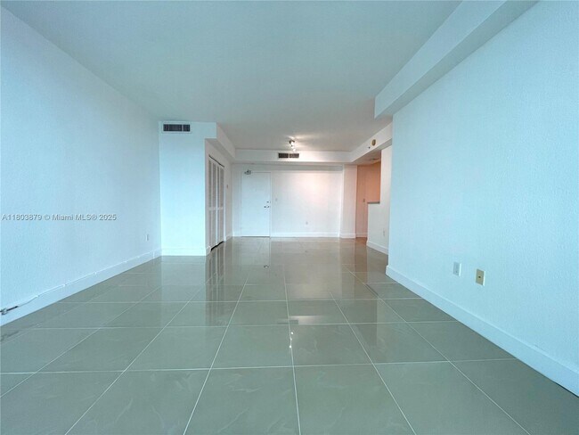 Foto del edificio - 7501 E Treasure Dr
