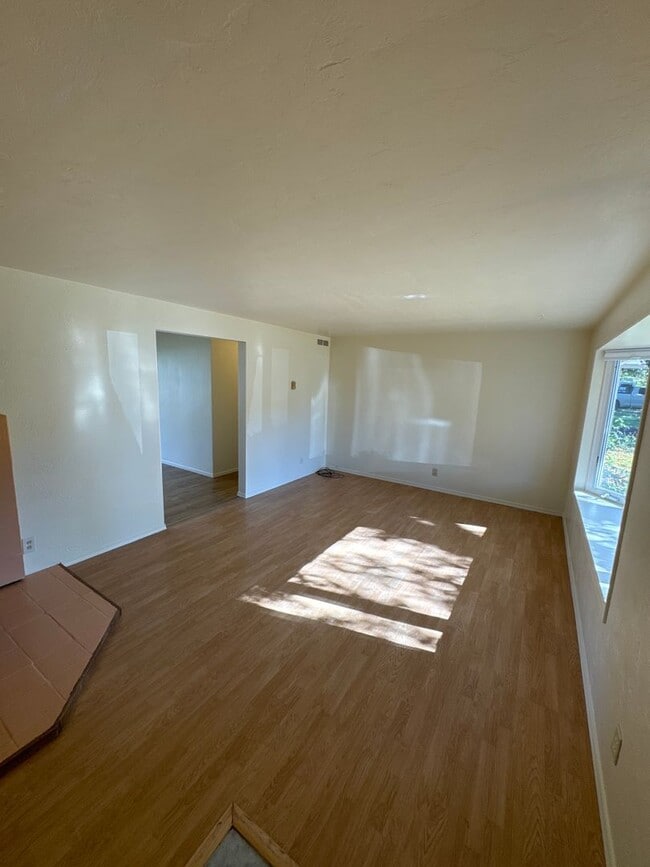 Building Photo - 3 Bedroom ~ 1 Bathroom House Located in SE...