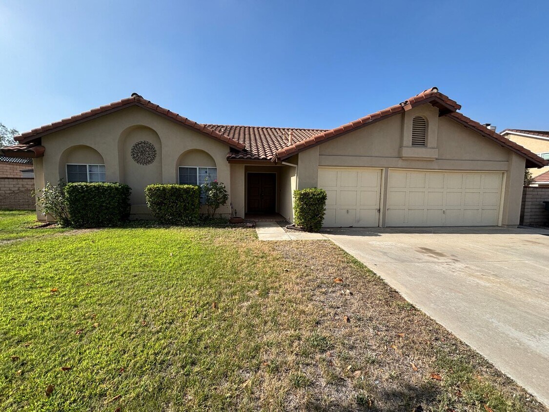 Newly renovated 4 bedroom in canyon crest! - Newly renovated 4 bedroom in canyon crest!