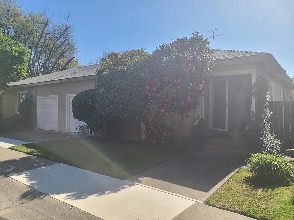 Primary Photo - 734-736 McClatchy Way