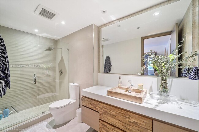 Building Photo - 2026 Fisher Island Dr